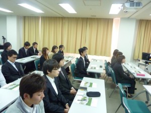 写真2 ご説明に聞き入る学生たち①