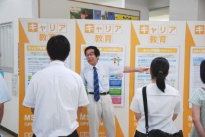 学長もブースで説明を担当しました！