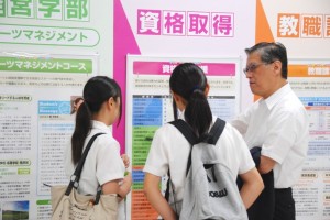 熱心に説明を聞く生徒さんの姿が多く見られました。