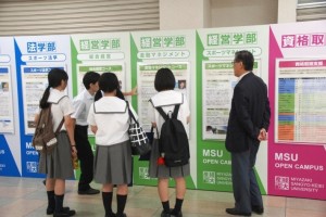 熱心に説明を聞く生徒さんの姿も多く見られました