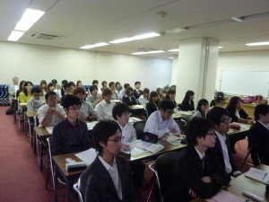 写真３．講演を熱心に聞く学生たちと教員