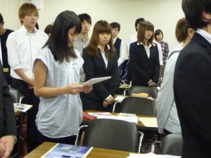 写真８．ゼミ学生全員を代表して御礼挨拶を行っている岩下さん（出山ゼミ）