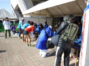 2014-12-19-5 正午が近づいてくると,徐々にランナーの方々がゴールし始めます。貴重品預かりでは,ランナーおひとりおひとりのゼッケン番号とお名前をしっかりと確認の上,貴重品をお返しします。 <br>帰ってこられた順に取りに来られるので,貴重品預かりは比較的穏やか