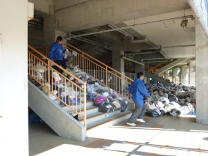 一方，山場を迎えたのが，荷物預かりです。番号とお名前をカウンターで確認します。そして…<br> この量の中から目的の荷物を探し，見つけたら抱えてダッシュ